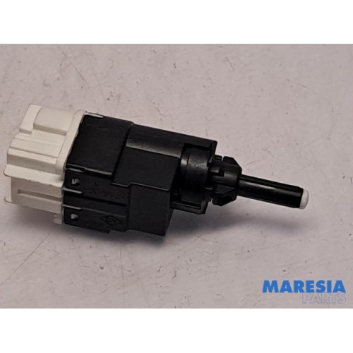 Renault - Clio - Brake light switch