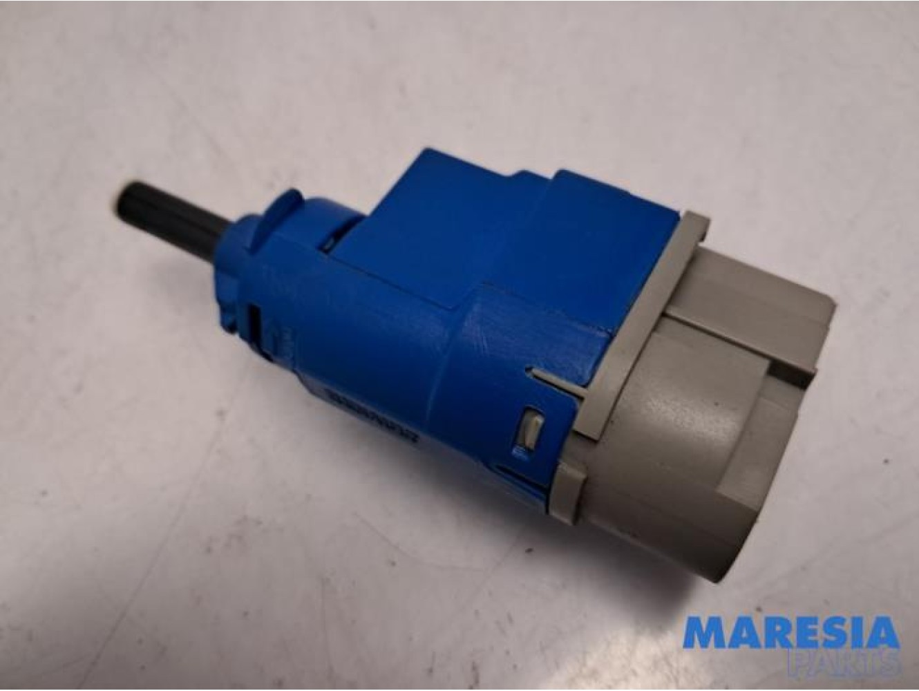 Renault - Clio - Brake light switch