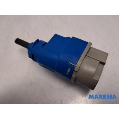Renault - Clio - Brake light switch