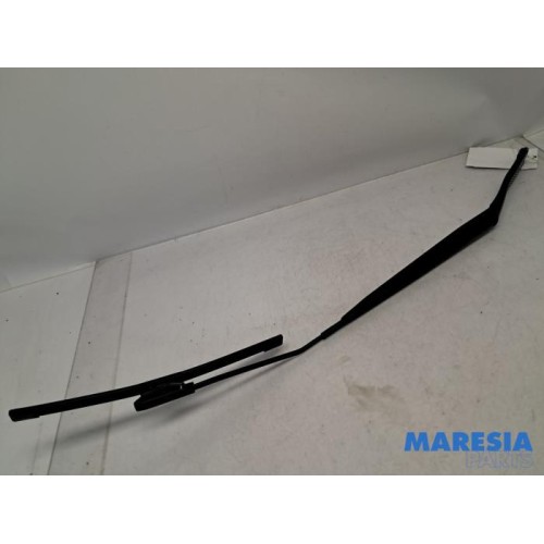 Renault - Clio - Front wiper arm