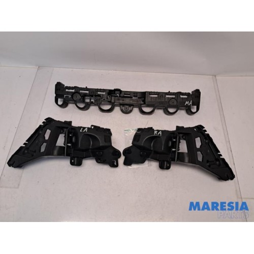 Renault - Clio - Rear bumper bracket central