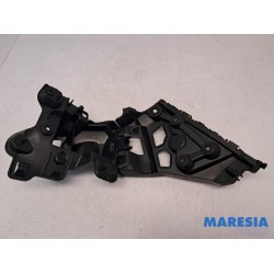Renault - Clio - Rear bumper bracket central