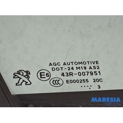 Peugeot - 2008 - Quarter light, front right