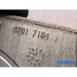 Renault - Megane - Tailgate lock mechanism