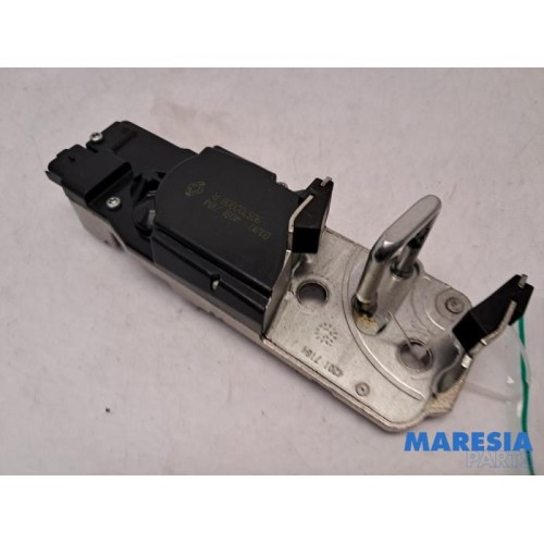 Renault - Megane - Tailgate lock mechanism