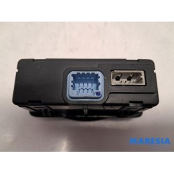 Renault - Megane - AUX / USB connection