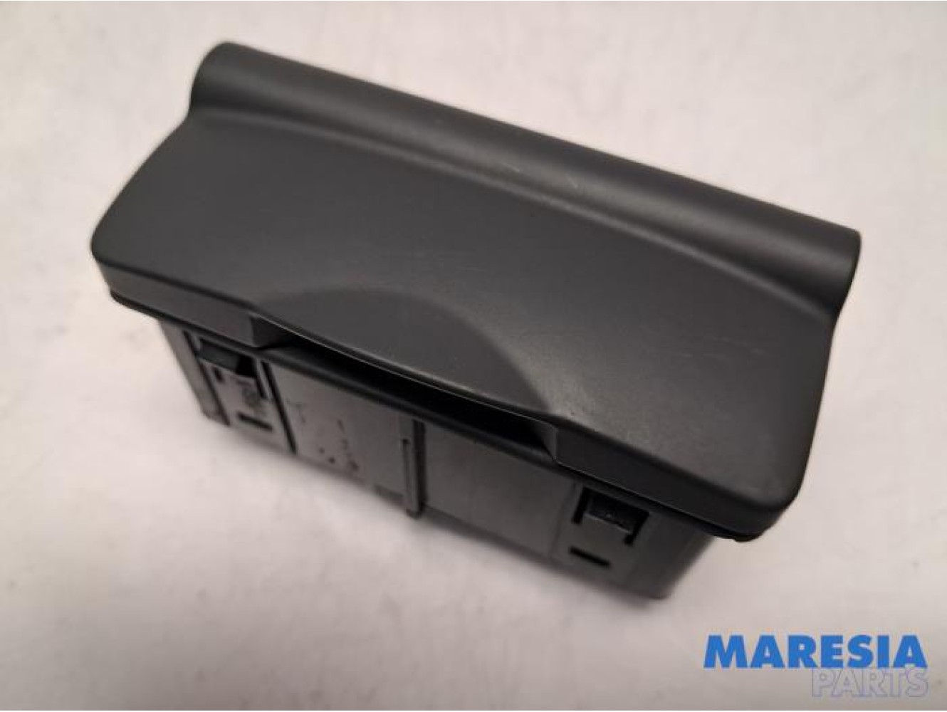 Renault - Megane - AUX / USB connection