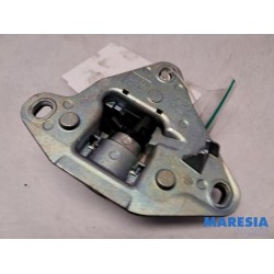 Renault - Megane - Tailgate lock mechanism