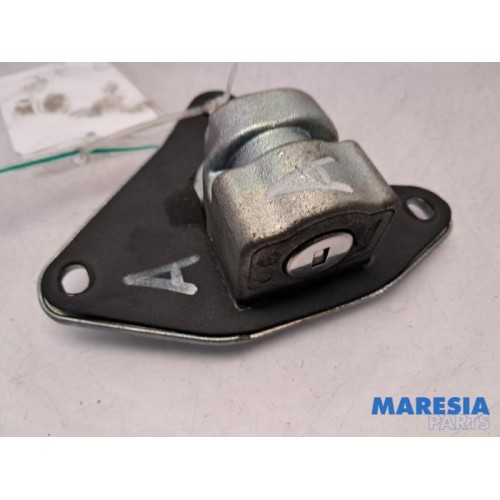 Renault - Megane - Tailgate lock mechanism