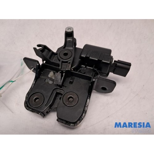Renault - Megane - Tailgate lock mechanism