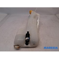 Renault - Megane - Front windscreen washer reservoir