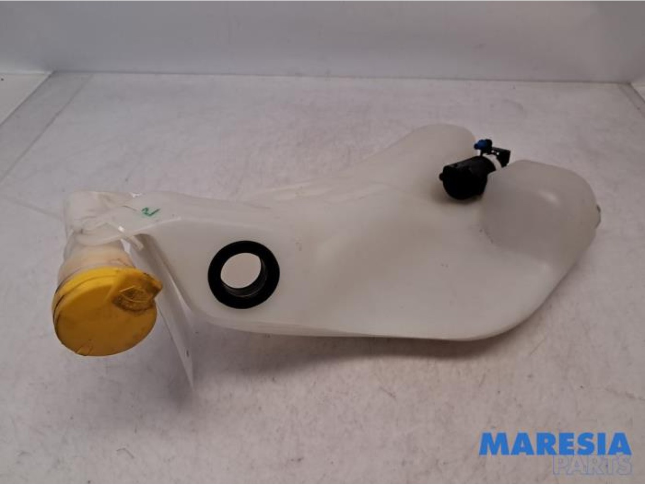 Renault - Megane - Front windscreen washer reservoir