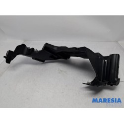 Renault - Megane - Cadre phare droit