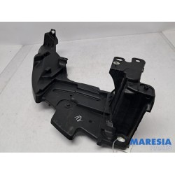 Renault - Megane - Cadre phare droit