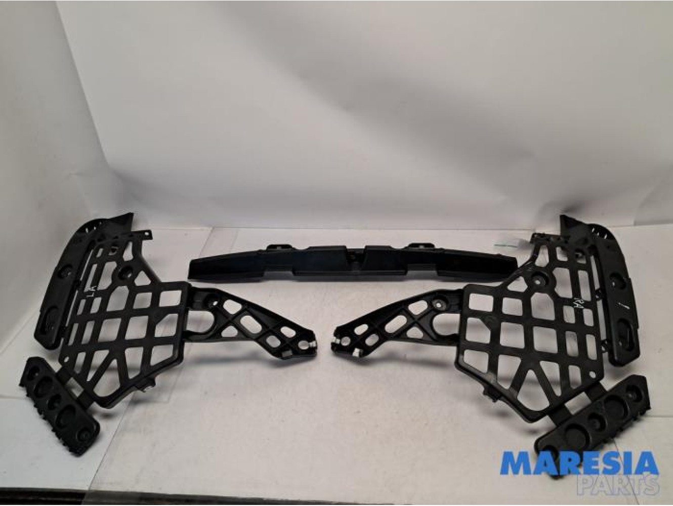 Renault - Megane - Rear bumper bracket central