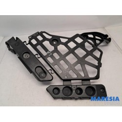 Renault - Megane - Rear bumper bracket central