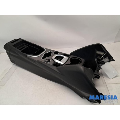 Alfa Romeo - Giulia - Middle console