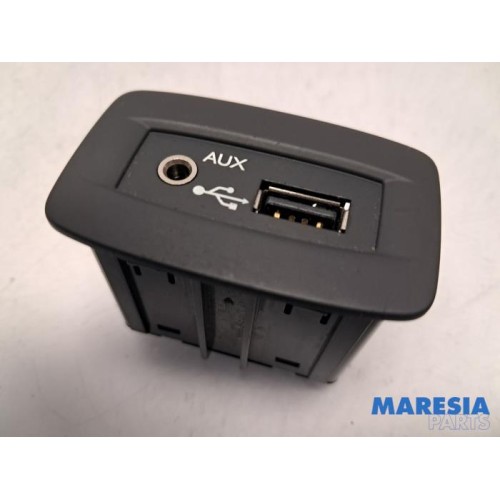 Renault - Grand Scenic - AUX / USB connection