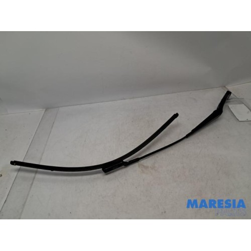 Renault - Trafic - Front wiper arm