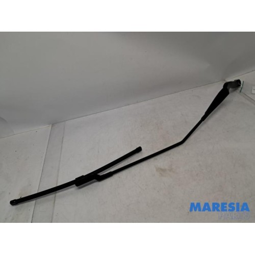 Renault - Trafic - Front wiper arm