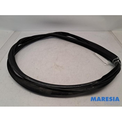 Alfa Romeo - Giulietta - Front door seal 4-door, left