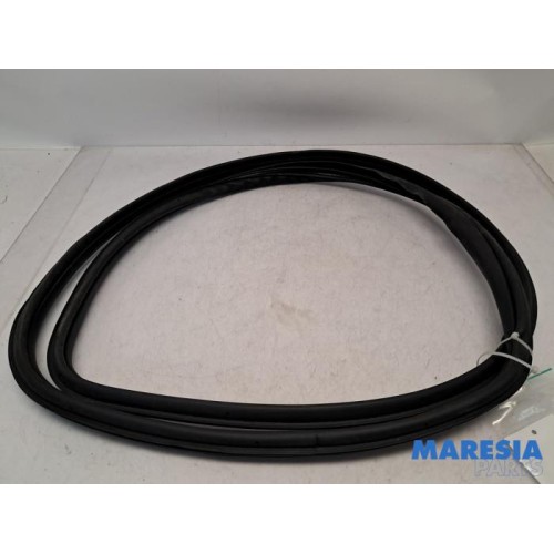 Alfa Romeo - Giulietta - Front door seal 4-door, right