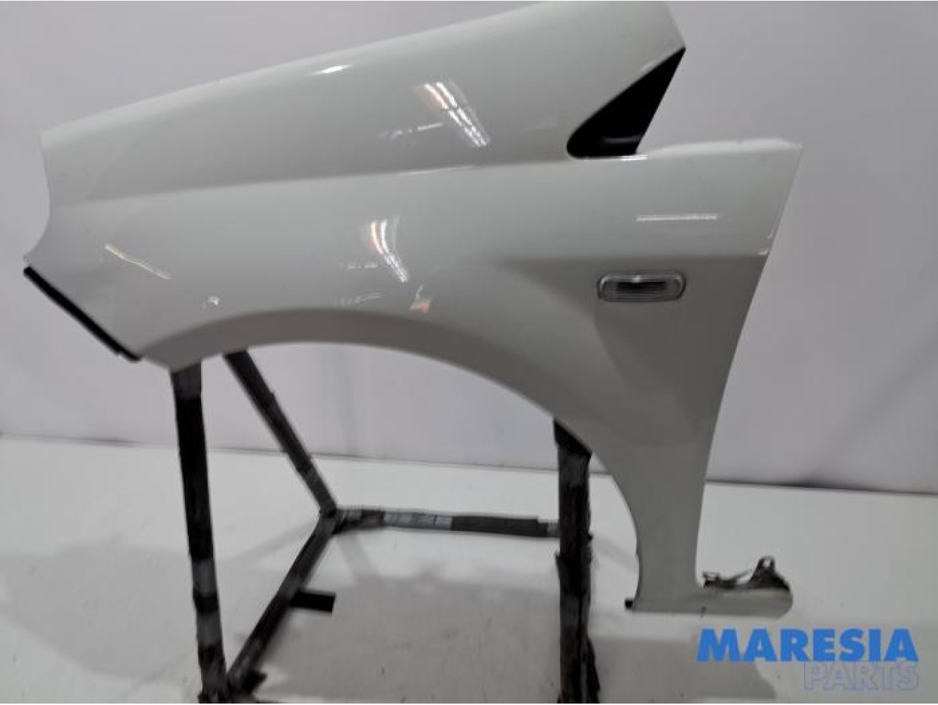 Fiat - Punto - Front wing, left