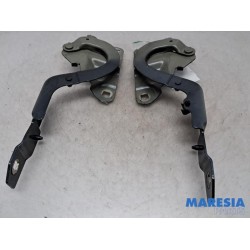 Renault - ZOE - Bonnet Hinge