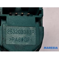 Renault - ZOE - Brake light switch