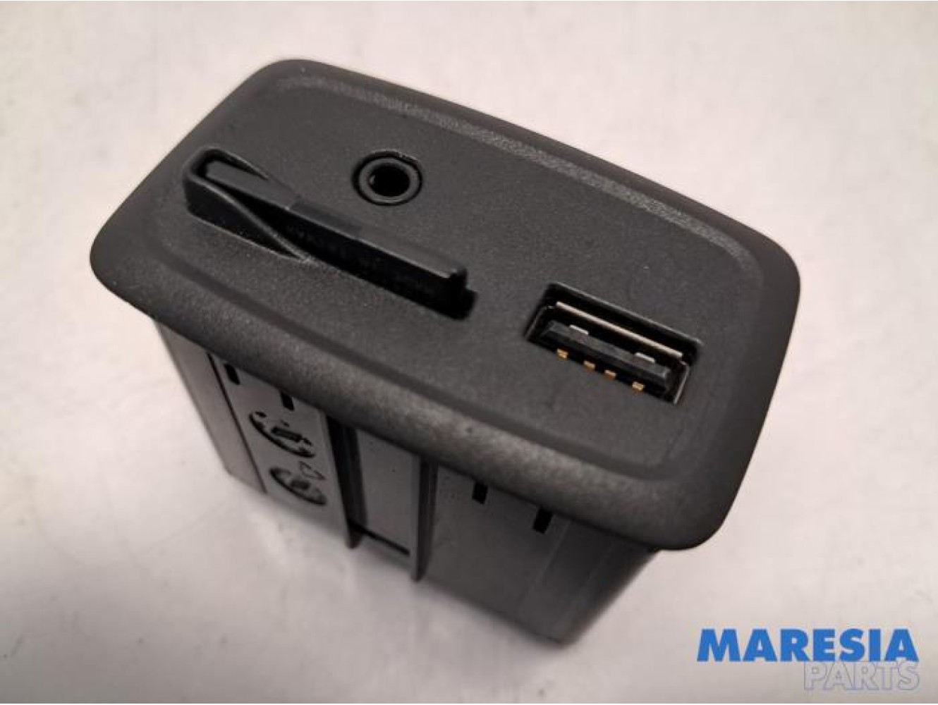 Renault - ZOE - AUX / USB connection