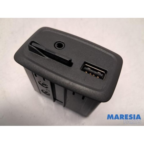 Renault - ZOE - AUX / USB connection