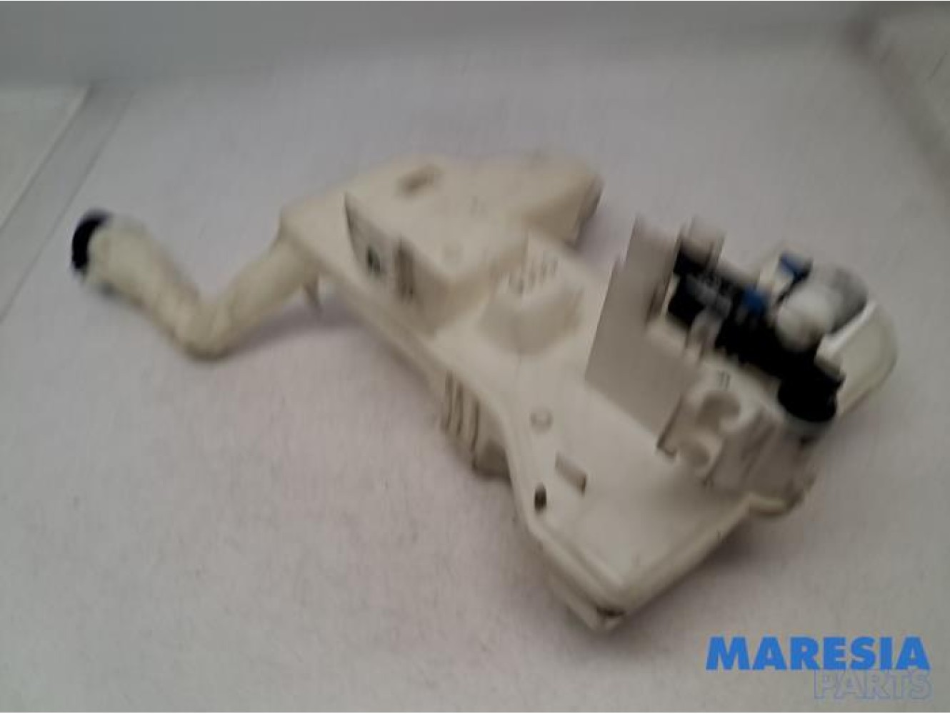 Citroen - C5 - Front windscreen washer reservoir