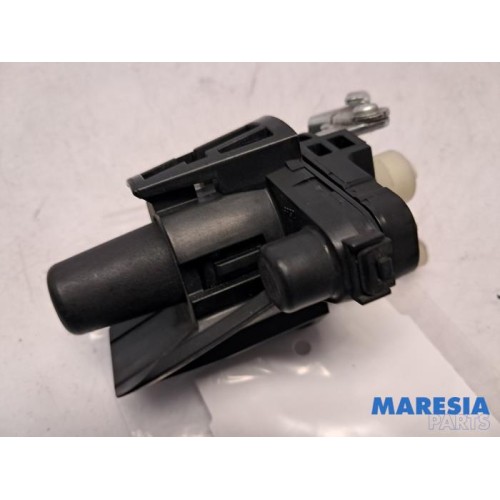 Peugeot - 108 - Tailgate lock mechanism