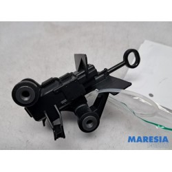 Peugeot - 108 - Tailgate lock mechanism