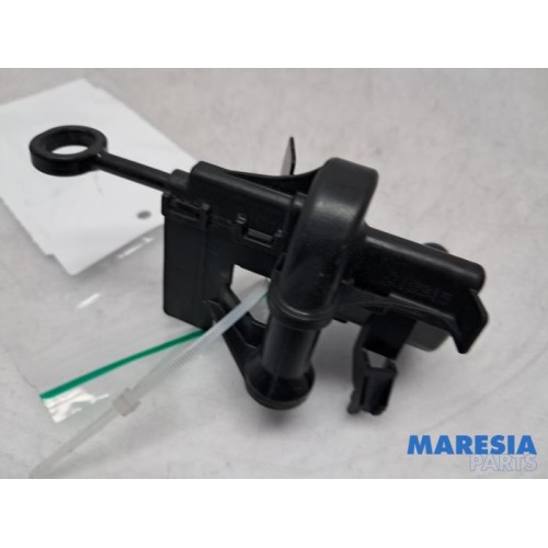 Peugeot - 108 - Tailgate lock mechanism