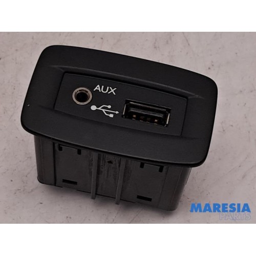 Renault - Grand Scenic - AUX / USB connection