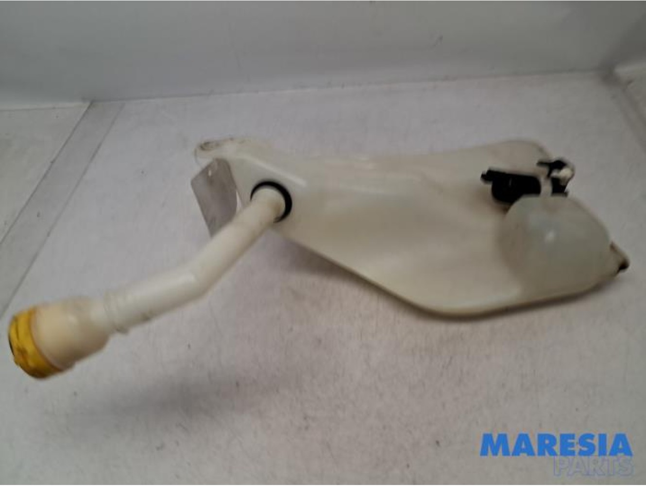 Renault - Megane - Front windscreen washer reservoir