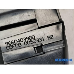 Citroen - C5 - Tailgate lock mechanism