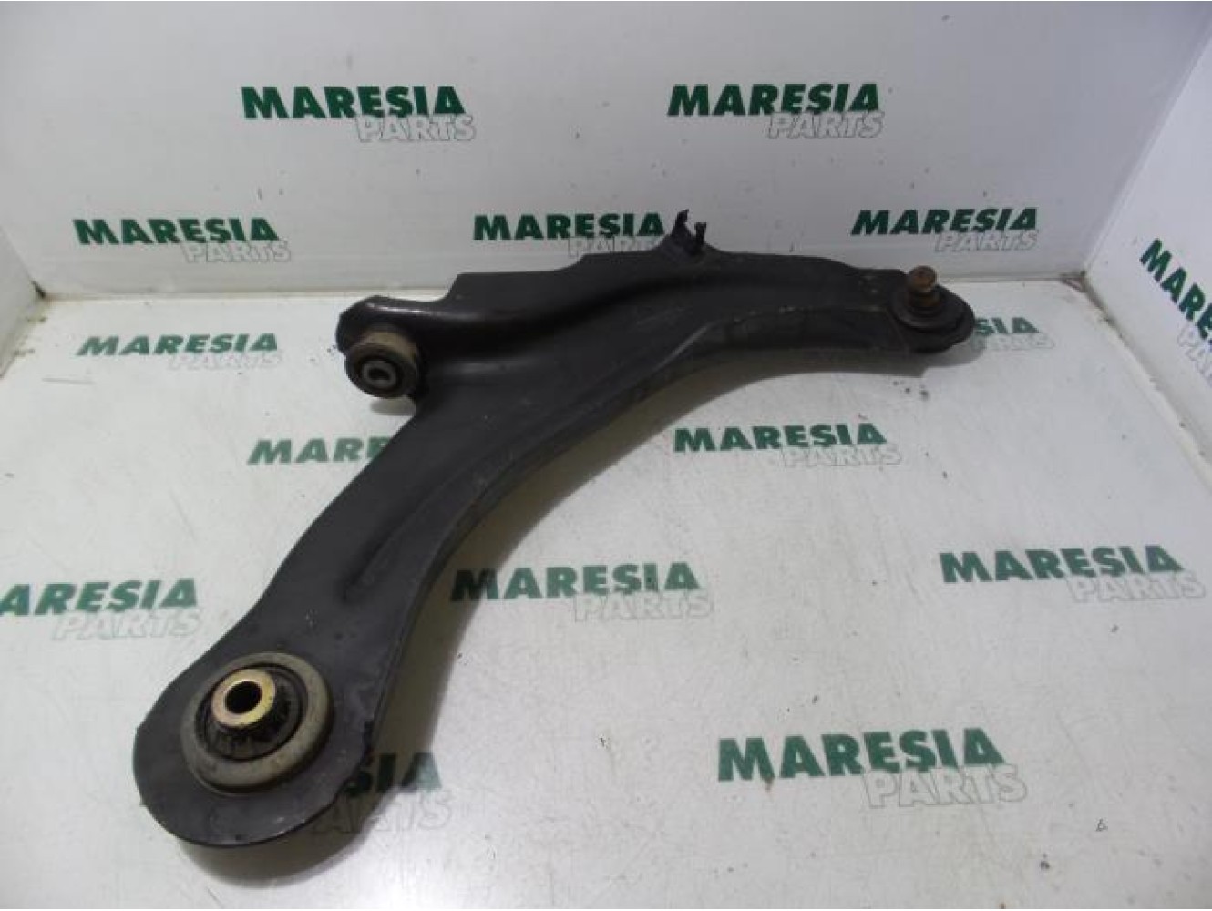 Renault - Megane Scenic - Front lower wishbone, right