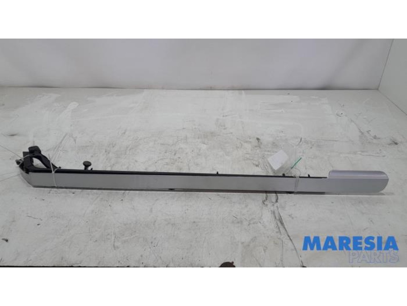 Renault - Trafic - Sliding door roller, right