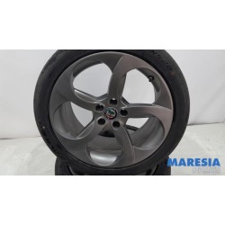 Alfa Romeo - Giulia - Sportvelgenset + banden