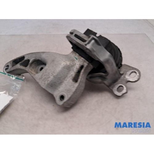 Renault - Trafic - Engine mount