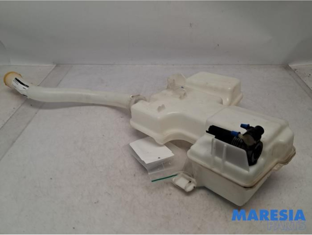 Renault - Trafic - Front windscreen washer reservoir