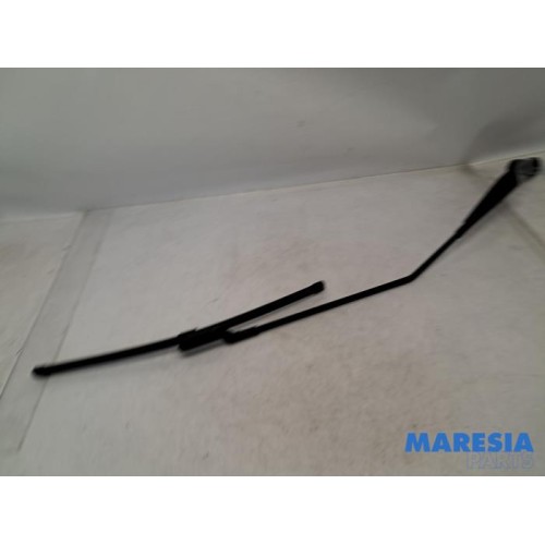 Renault - Trafic - Front wiper arm