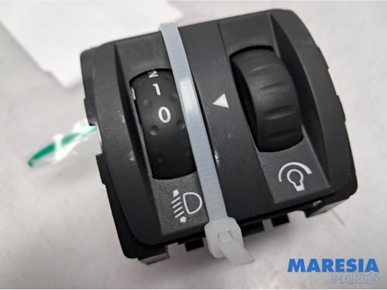 Renault - Clio - AIH headlight switch