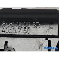Renault - Clio - Tailgate lock mechanism