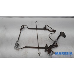 Opel - Vivaro - Aufhängemechanik Reserverad