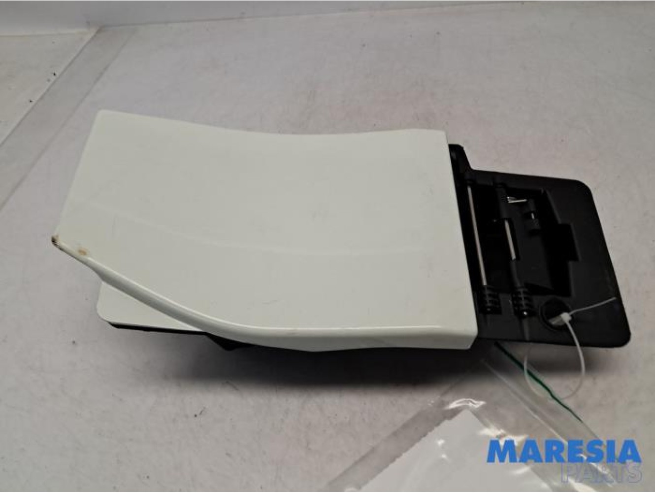 Opel - Vivaro - Tank Klep