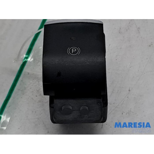 Alfa Romeo - Giulia - Parking brake switch
