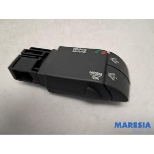 Renault - Captur - Steering wheel mounted radio control